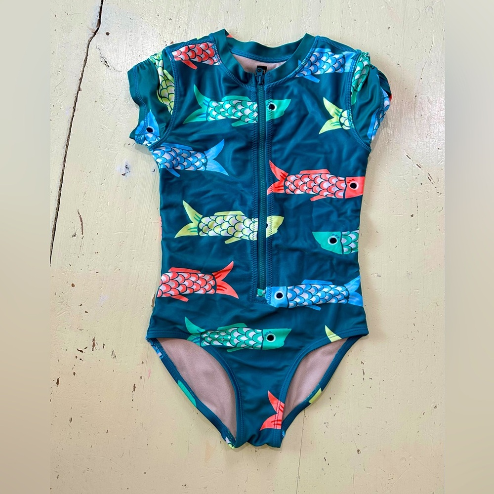 Tea Collection Green short-sleeved one piece Rashguard Swimsuit size 7